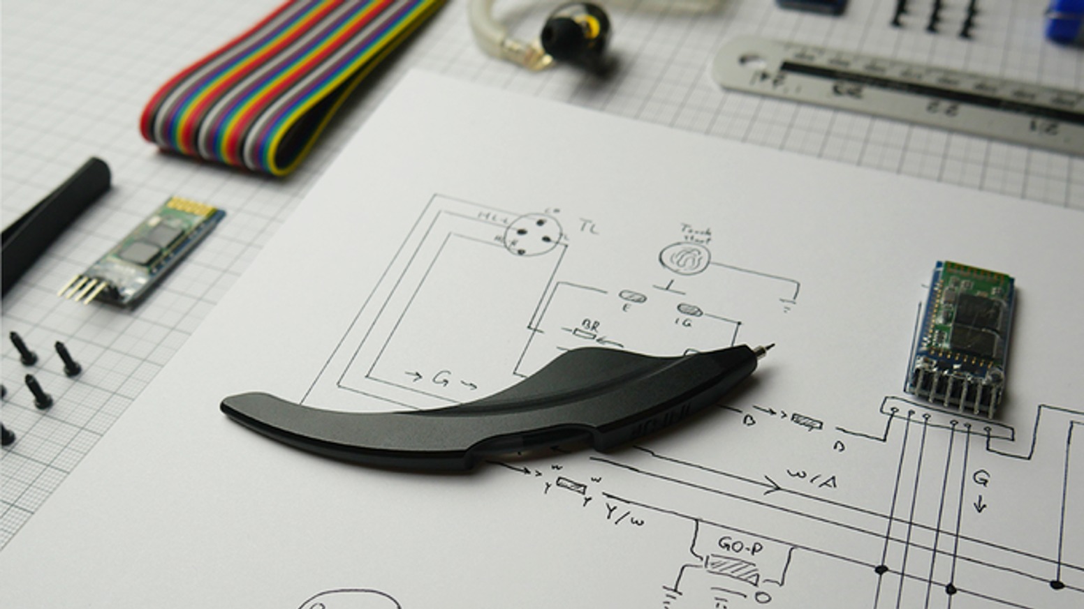 The KAARTO pen and geometric aluminium stand